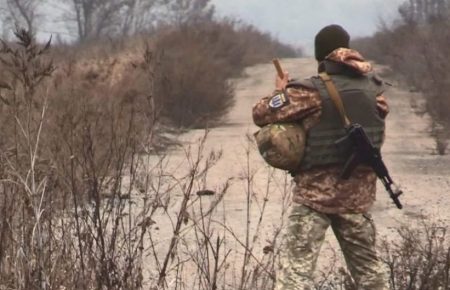 Один український військовий поранений унаслідок обстрілів на Донбасі — ООС