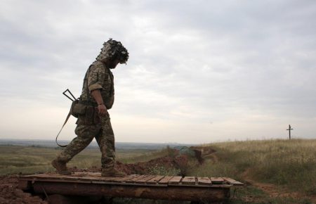 У перший день року бойовики на Донбасі стріляли 3 рази, поранено військового