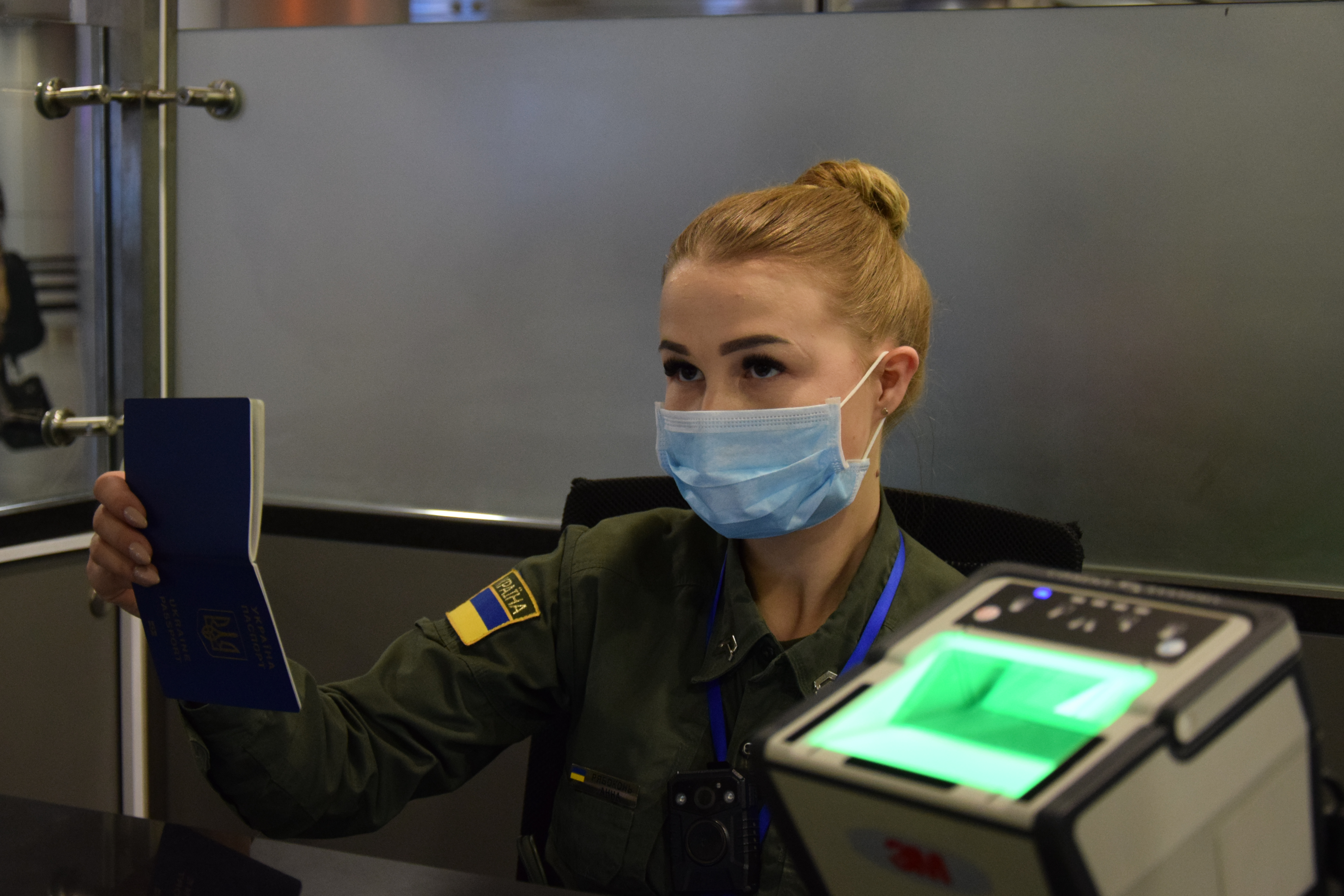 В аеропортах «Бориспіль» та «Жуляни» пасажирів із загрозливих напрямків оглядають працівники МОЗ — ДПСУ