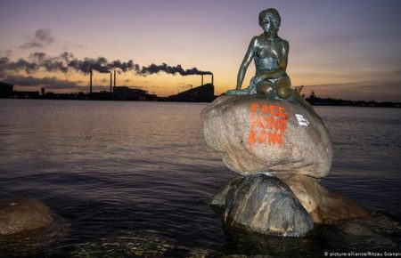 На статуї Маленької русалоньки в Копенгагені невідомі написали «звільніть Гонконг»