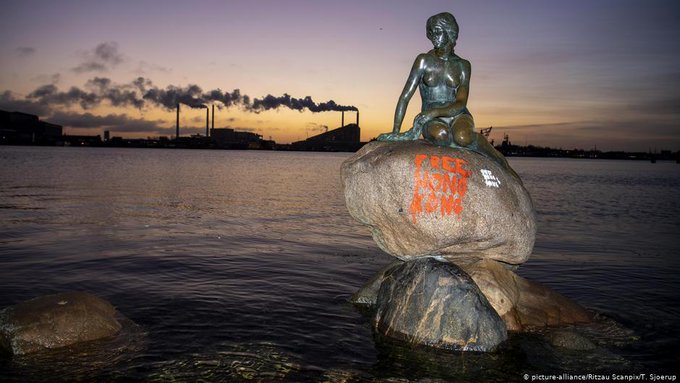 На статуї Маленької русалоньки в Копенгагені невідомі написали «звільніть Гонконг»