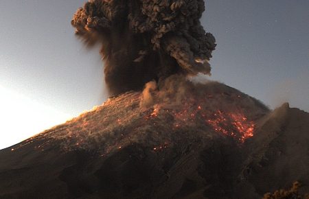 У Мексиці вулкан Попокатепетль викинув стовп попелу в 3 км заввишки