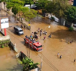 Унаслідок повеней в Індонезії загинули щонайменше 66 людей