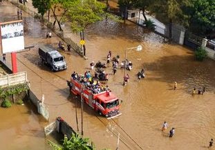 Унаслідок повеней в Індонезії загинули щонайменше 66 людей
