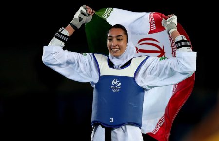 Іранська олімпійська чемпіонка заявила, що виїхала з країни через дискримінацію