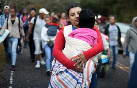 Мексика посилила кордон з Гватемалою, аби зупинити караван мігрантів