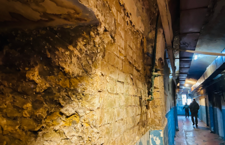 Вибиті шибки і грибок на стінах: у Київському слідчому ізоляторі виявили низку порушень