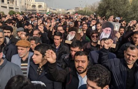 Десятки тисяч іранців вийшли на протести проти США