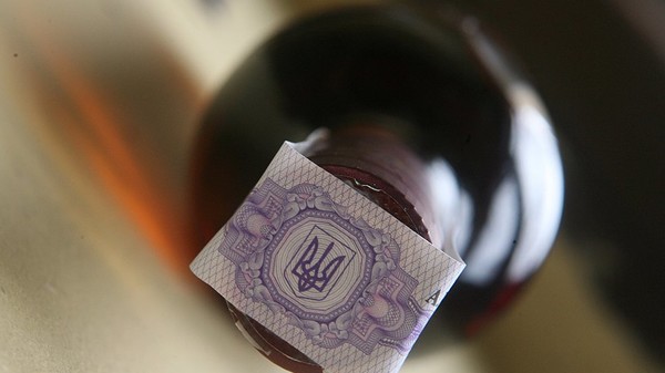 Українці зможуть перевіряти легальність алкоголю та цигарок — податкова запускає спеціальний сервіс