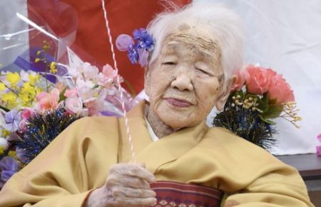 117 років: у Японії найстарша людина світу відсвяткувала день народження