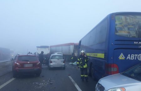 На трасі «Одеса-Київ» зіштовхнулися 11 автівок, є загиблий та поранені — поліція