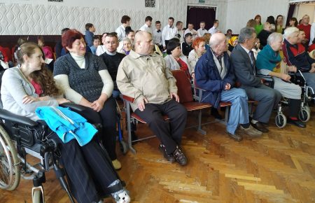 «Чарівна скриня, що здійснює мрії»: у Луцьку волонтери привітали мешканців геріатричного пансіонату