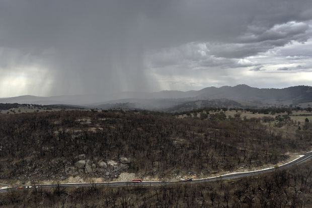 В Австралії пішов дощ, частина територій все ще у вогні