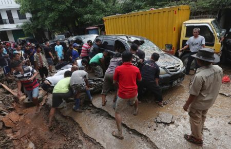 Новорічні дощі: в Індонезії через повені загинули щонайменше 53 людини