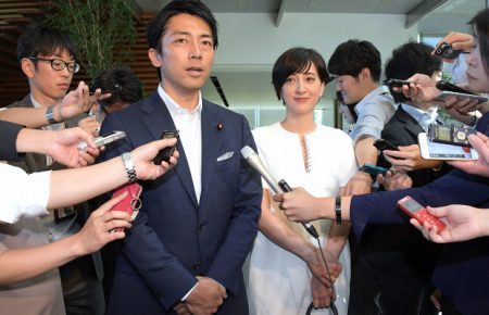 Японський міністр став першим чоловіком-чиновником в країні, який пішов у декрет