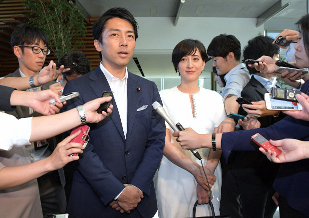Японський міністр став першим чоловіком-чиновником в країні, який пішов у декрет