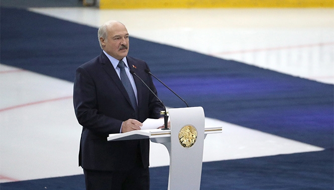 Лукашенко заявив, що не скасує парад на 9 травня