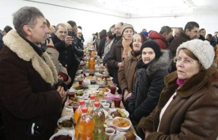 Щоб ніхто не почувався відкинутим та самотнім: у Львові влаштували Різдвяні обіди для безрпритульних
