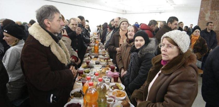 Щоб ніхто не почувався відкинутим та самотнім: у Львові влаштували Різдвяні обіди для безрпритульних