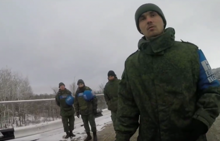 «Спостерігають за українськими військовими»: волонтери помітили бойовиків в однострої з написами «СЦКК ЛНР» на мосту в Станиці Луганській