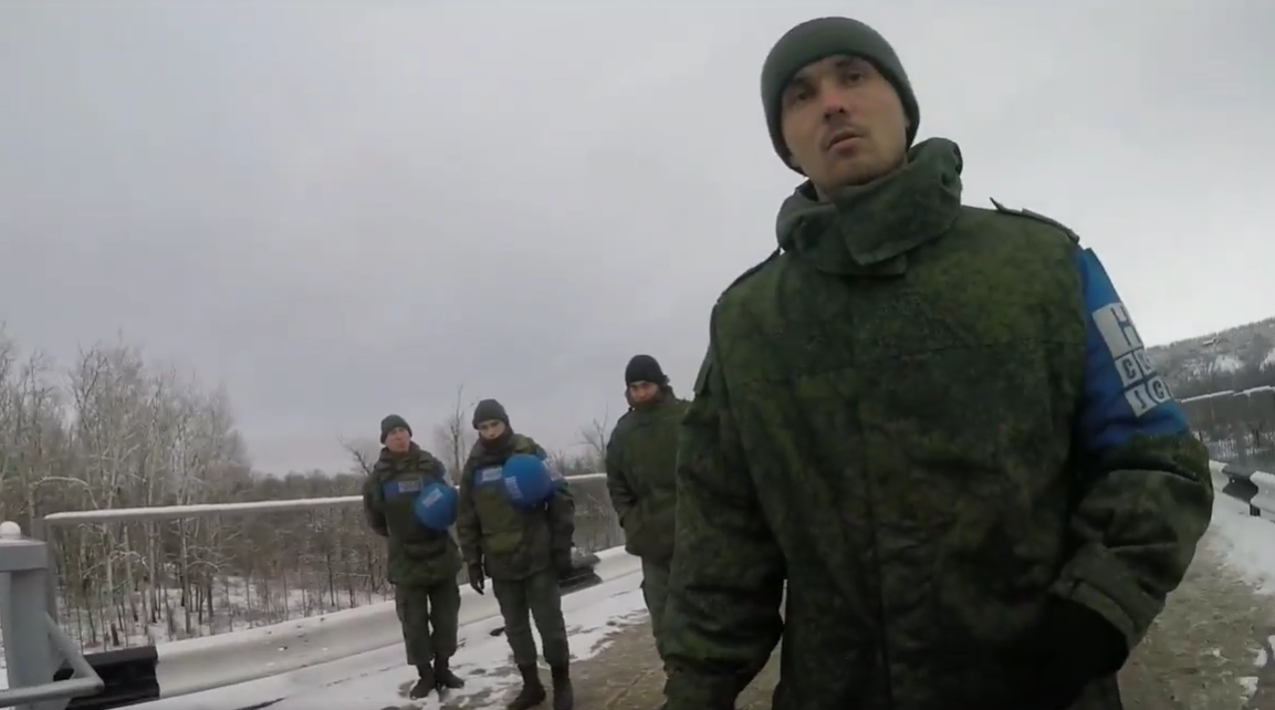 «Спостерігають за українськими військовими»: волонтери помітили бойовиків в однострої з написами «СЦКК ЛНР» на мосту в Станиці Луганській