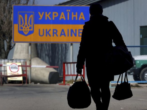 Українців за кордоном закликали не повертатися до України взимку