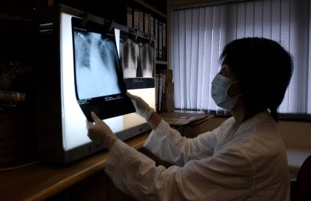 У Китаї кількість людей, інфікованих невідомою формою пневмонії, зросла до 59