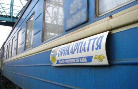 Пасажири побили провідника поїзда за прохання припинити курити в тамбурі — Укрзалізниця