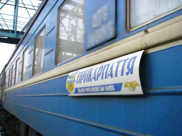 Пасажири побили провідника поїзда за прохання припинити курити в тамбурі — Укрзалізниця