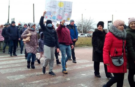 На Рівненщині жителі села перекривали автотрасу: вони проти будівництва деревообробного заводу
