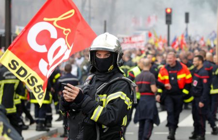 Протести в Парижі: поліція застосувала кийки та сльозогінний газ проти пожежників