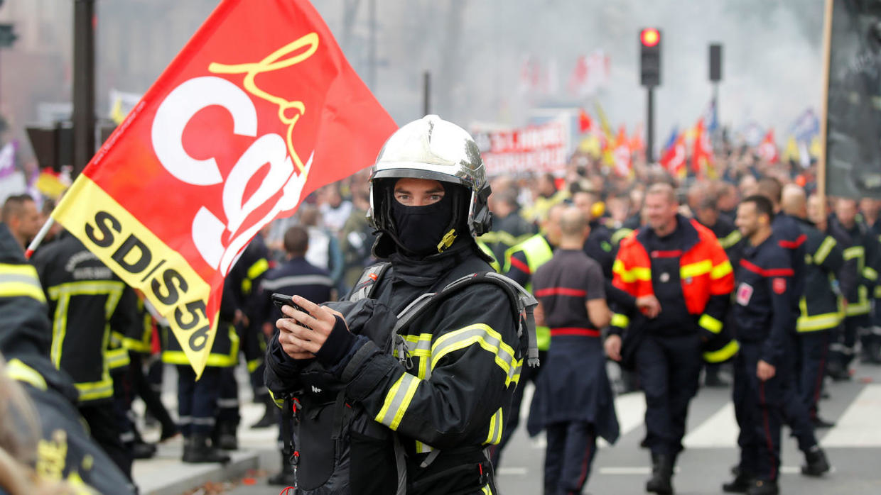 Протести в Парижі: поліція застосувала кийки та сльозогінний газ проти пожежників