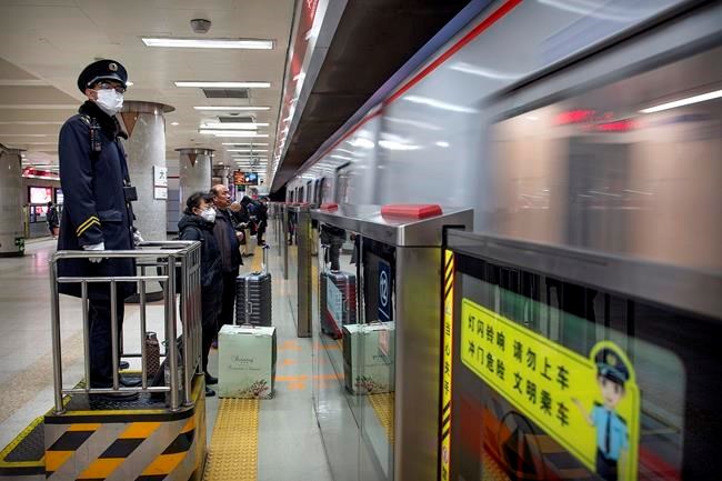 Усім пасажирам у метро Пекіна вимірюють температуру: українка розповіла про реакцію міста на коронавірус