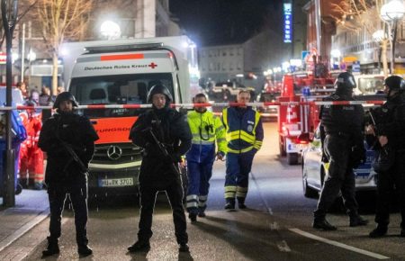 У Німеччині невідомий застрелив 8 людей