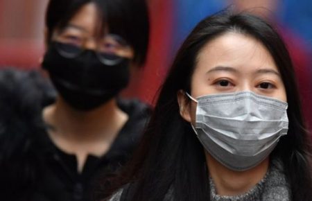 Китай звинувачує США у «розповсюджені паніки» через коронавірус