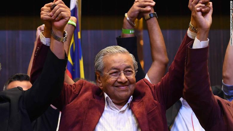 Премьер-министр Малайзии в возрасте 94 лет ушел в отставку