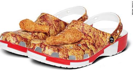 KFC та Crocs створили взуття із запахом смаженої курки