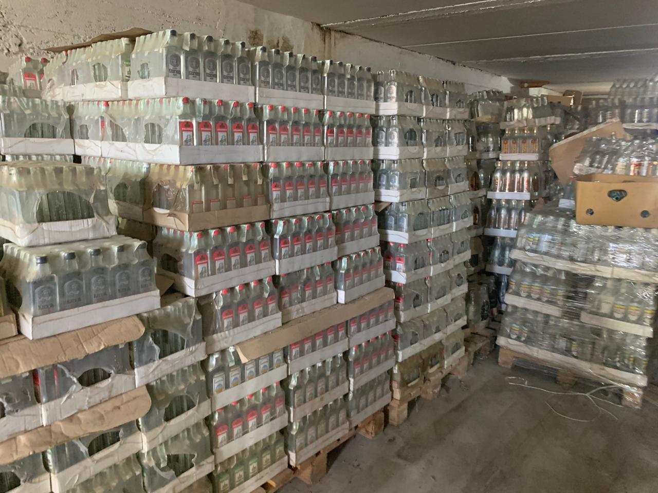 На Львівщині відбулася найбільша утилізація алкоголю — вилили 37 тисяч пляшок