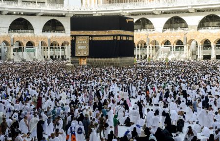 Уряд Саудівської Аравії тимчасово заборонив паломникам відвідувати святі місця