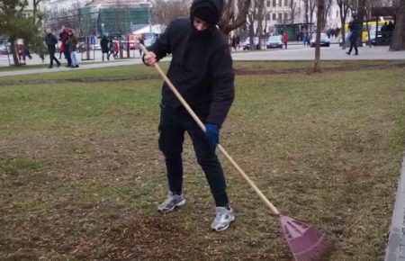 У Києві вандала змусили прибирати вулиці — на сторінці Кличка опублікували відео