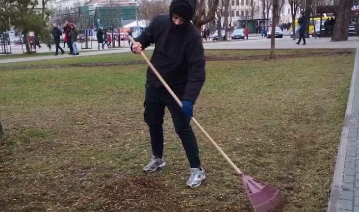 У Києві вандала змусили прибирати вулиці — на сторінці Кличка опублікували відео