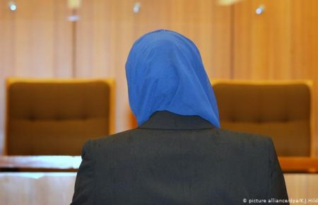 Конституційний суд Німеччини заборонив стажеркам у суді носити хіджаб