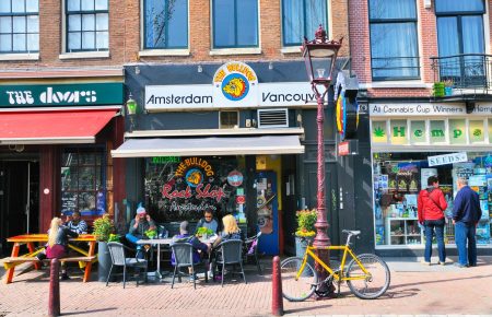 Влада Амстердаму пропонує заборонити продавати канабіс іноземцям, щоб зупинити потік туристів