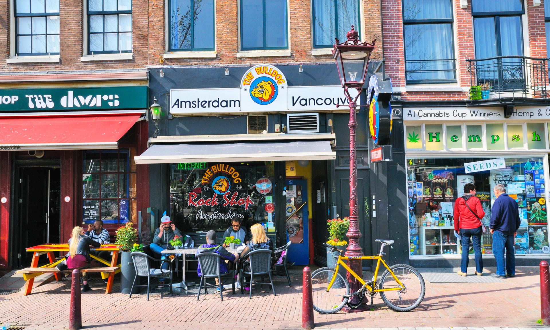 Влада Амстердаму пропонує заборонити продавати канабіс іноземцям, щоб зупинити потік туристів