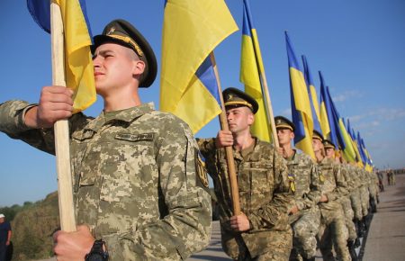 Міноборони не буде скасовувати військове вітання «Слава Україні»