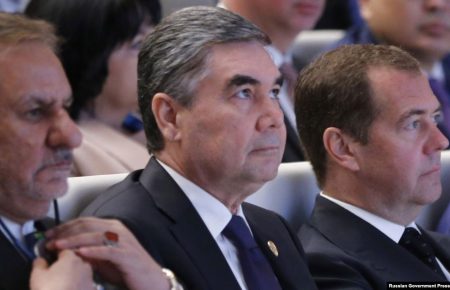 Держслужбовців Туркменії зобов'язали стати сивими, як їхній президент