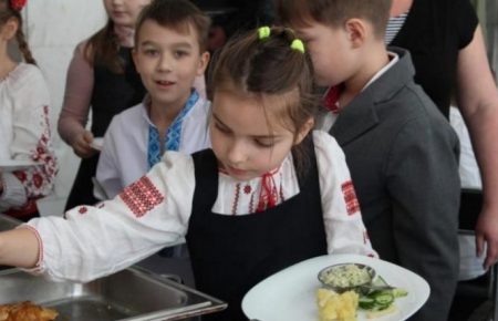 Зеленський підписав закон про безкоштовне харчування для дітей переселенців