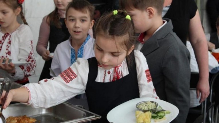 Зеленський підписав закон про безкоштовне харчування для дітей переселенців