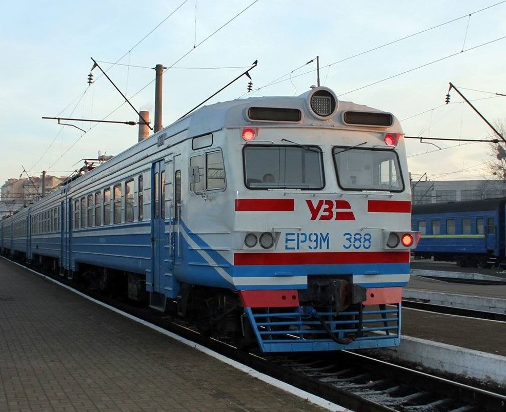 В Україні затрималися потяги через негоду