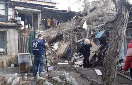Негода в Одесі: внаслідок падіння дерев обвалився будинок та пошкоджено дах ліцею